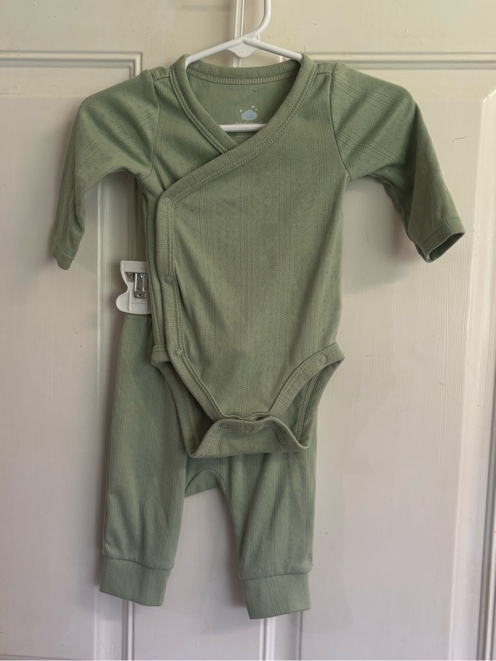0/3M Unisex Cloud Island 2-Piece Sage Green Pointelle Top and Bottom Set.  EUC